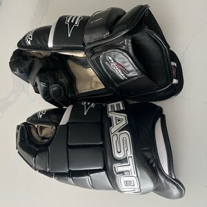 15” Easton Synergy Xtreme Black Hockey Gloves